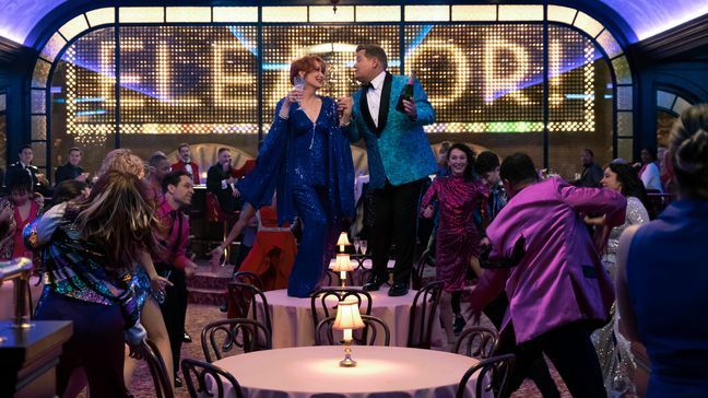 THE PROM (L to R) MERYL STREEP as DEE DEE ALLEN, JAMES CORDEN as BARRY GLICKMAN in THE PROM. Cr. MELINDA SUE GORDON/NETFLIX ? 2020