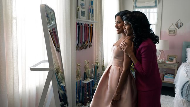 THE PROM (L to R) ARIANA DEBOSE as ALYSSA GREENE, KERRY WASHINGTON as MRS. GREENE in THE PROM. Cr. MELINDA SUE GORDON/NETFLIX ? 2020