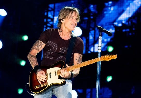 Image for story: Keith Urban plays free pop-up concert outside a Buc-ee's store in Alabama