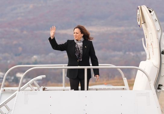 Image for story: Harris makes 4 stops across Pennsylvania in final day of campaigning 