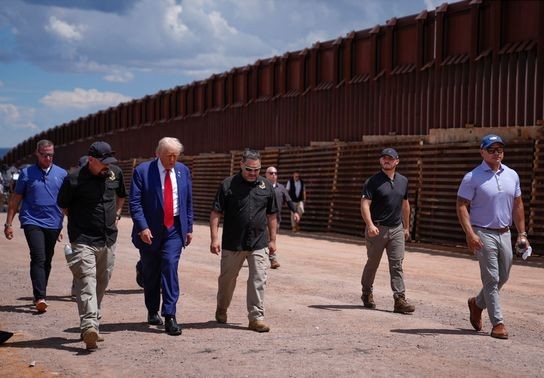 Image for story: Donald Trump visits southern border in Arizona