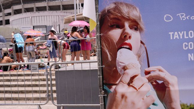 Taylor Swift fans wait for the doors of Nilton Santos Olympic stadium to open for her Eras Tour concert amid a heat wave in Rio de Janeiro, Brazil, Saturday, Nov. 18, 2023. (AP Photo/Silvia Izquierdo)